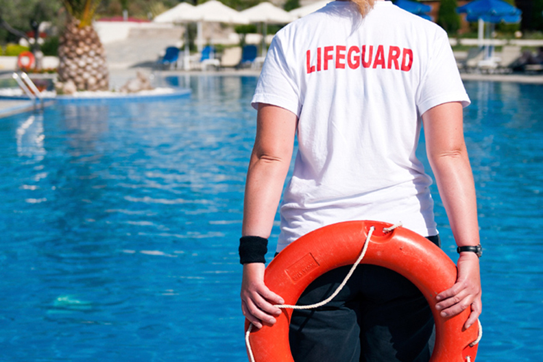 socorrista de piscina con flotador