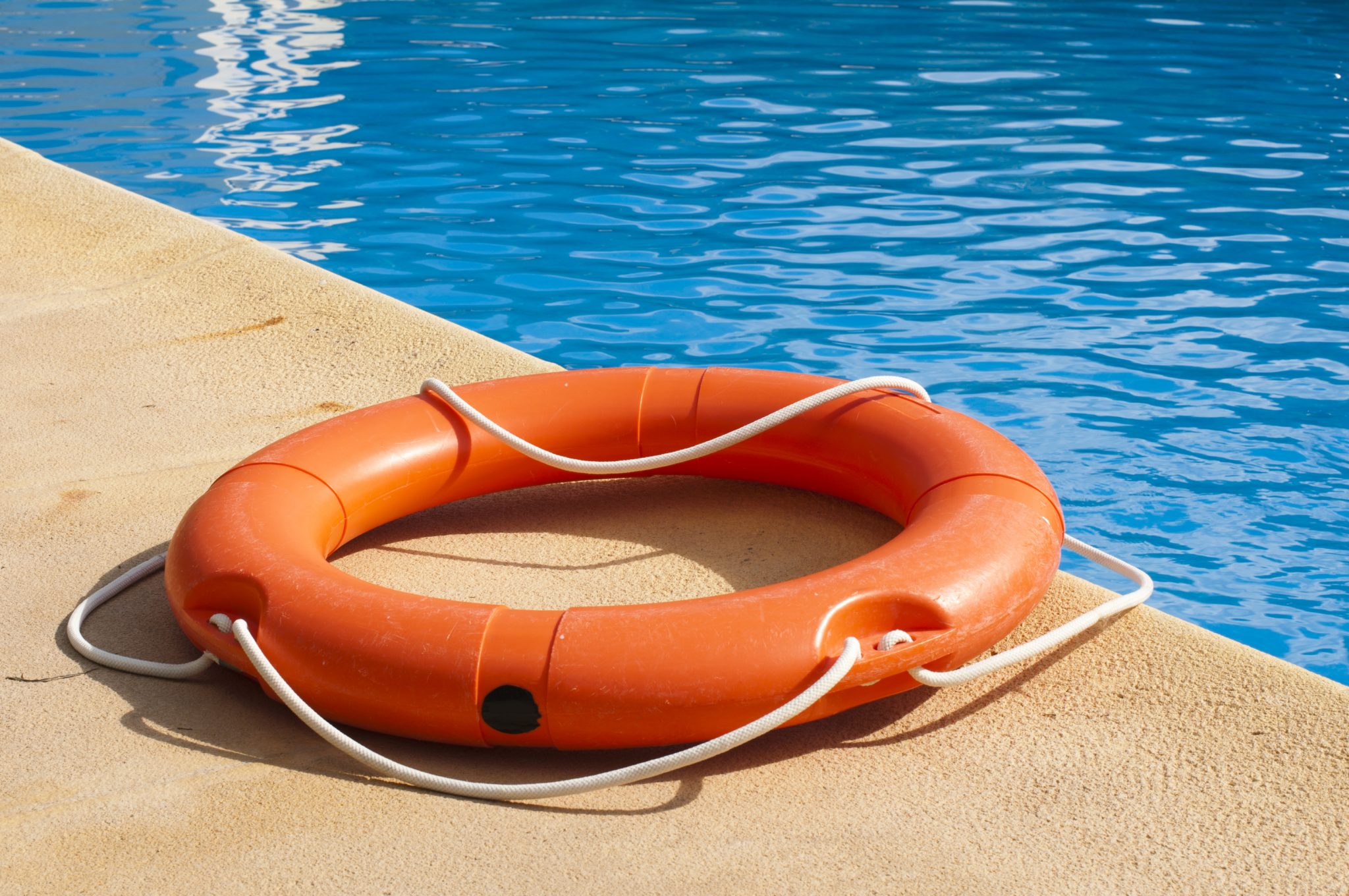 Flotador de emergencia en la piscina